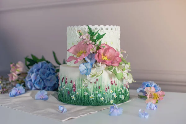 Свадебный весенний торт украшен красочными цветами и гортензиями. Десерты для праздничного летнего настроения — стоковое фото
