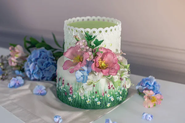 春ケーキを結婚式で、色とりどりの花、紫陽花に飾られています。夏のお祭り気分のためのデザート — ストック写真