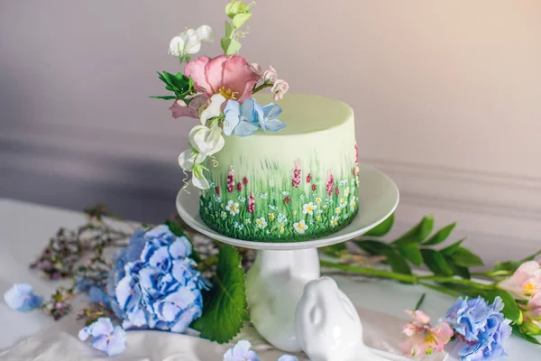 婚礼春天蛋糕装饰着五颜六色的花朵和绣球。节日夏日甜点 — 图库照片