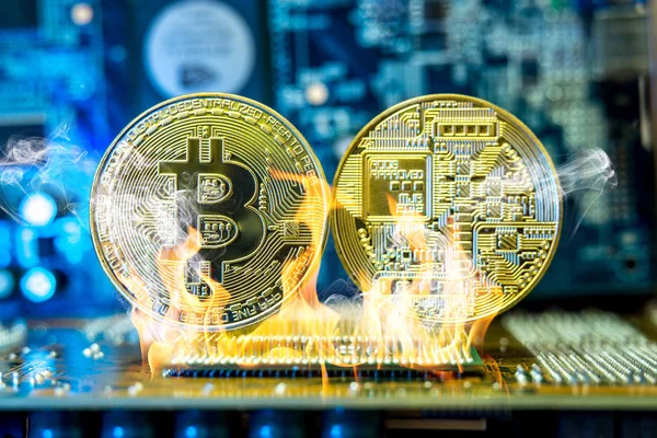 比特币 cryptocurrency 以硬币的形式在芯片上燃烧。死亡概念 blockchain — 图库照片