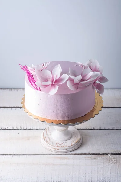 Belo bolo de casamento rosa decorado com flores. Conceito de sobremesas de férias elegantes — Fotografia de Stock