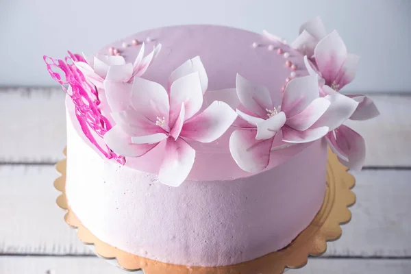 Красивый розовый свадебный торт украшен цветами. Концепция элегантных праздничных десертов — стоковое фото