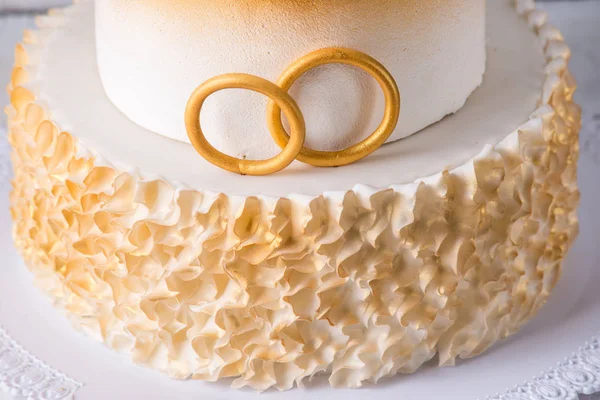 Piękny tort na 50-lecie ślubu ozdobione złote kule i pierścienie. Pojęcie świąteczne desery — Zdjęcie stockowe