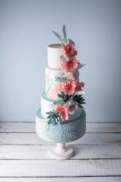 Boda pastel de cuatro niveles decorado con flores de color rojo primavera y patrón hecho a mano. Concepto de deliciosos postres —  Fotos de Stock