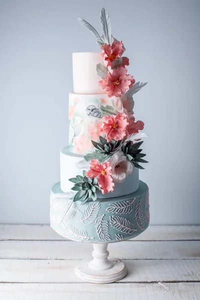 Wedding four-tiered cake decorated with spring red flowers and handmade pattern. Concept of delicious desserts — Stock Photo, Image