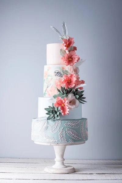 Boda pastel de cuatro niveles decorado con flores de color rojo primavera y patrón hecho a mano. Concepto de deliciosos postres —  Fotos de Stock