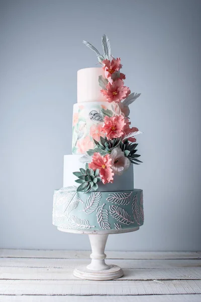 Boda pastel de cuatro niveles decorado con flores de color rojo primavera y patrón hecho a mano. Concepto de deliciosos postres —  Fotos de Stock