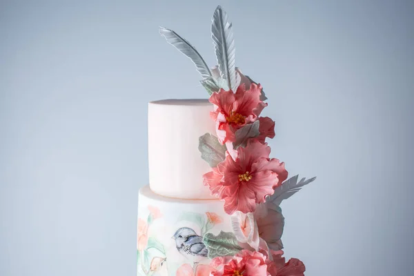 Düğün dört katmanlı pastası kırmızı bahar çiçekleri ve el yapımı desen ile dekore edilmiştir. Lezzetli tatlılar kavramı — Stok fotoğraf