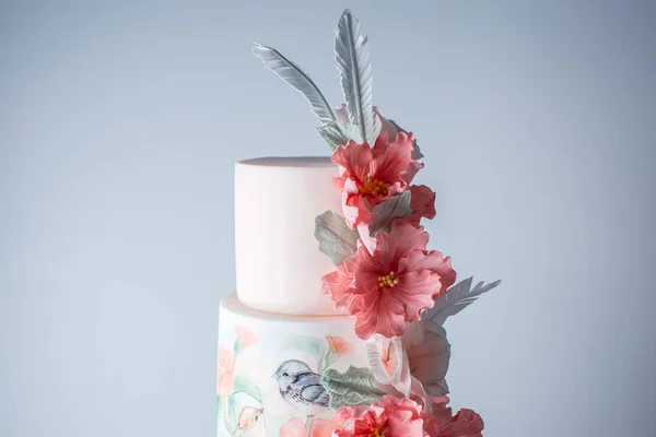 Torta nuziale a quattro livelli decorata con fiori rossi primaverili e motivo fatto a mano. Concetto di deliziosi dessert — Foto Stock