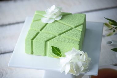 Çok güzel bir sabah düğün çay tablo raf ve beyaz ortancaları kare yeşil bir pasta ile.