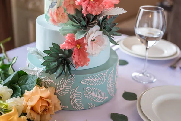 Inicio Boda para pastel por niveles sobre la mesa en el restaurante decorado con rosas rosadas y hojas verdes en un estilo rústico —  Fotos de Stock