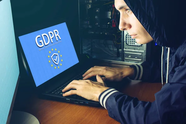 Ochrona danych ogólnych rozporządzenia Gdpr. Tekst z ikoną tarczy na monitorze — Zdjęcie stockowe