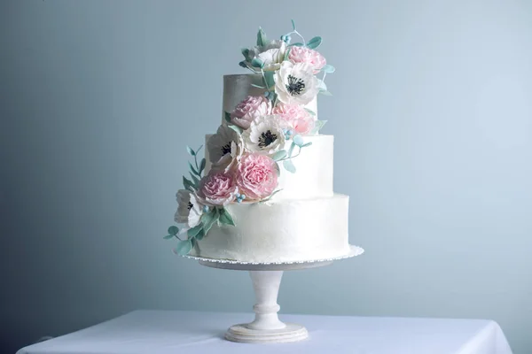 Bonito bolo de casamento branco de três camadas decorado com flores de açúcar peônias rosa. Conceito de sobremesas de férias elegantes — Fotografia de Stock