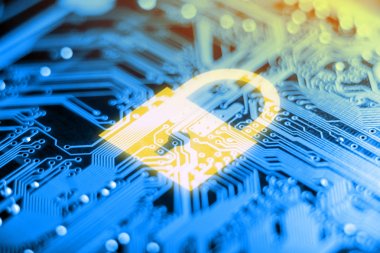 Bir mikroçip elektronik tahta üzerinde parlayan kilit simgesi. Bilgi güvenlik teknolojisi kavramı