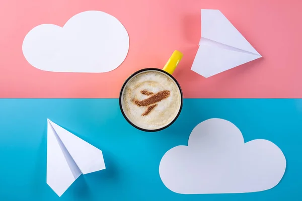 Café capuchino con una imagen del avión en la espuma, vista superior. Pastel fondo brillante. Concepto de viaje aéreo . — Foto de Stock