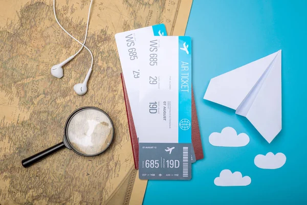 Αεροπορικά Εισιτήρια με διαβατήριο και χαρτί αεροπλάνο στον παγκόσμιο χάρτη υπόβαθρο, topview. Η έννοια της αεροπορικά ταξίδια και διακοπές — Φωτογραφία Αρχείου