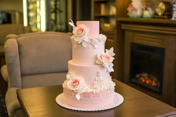 Piękny elegancki cztery warstwowych różowy tort weselny przystrojonym kwiatami róż. Koncepcja kwiatowy z lanego cukru — Zdjęcie stockowe