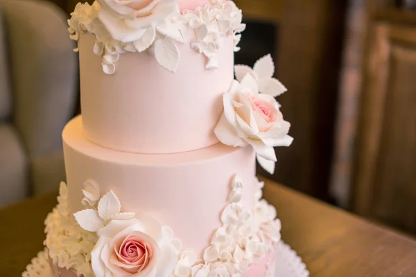 Beautiful elegant four tiered pink wedding cake decorated with roses flowers. Concept floral from sugar mastic — Stock Photo, Image