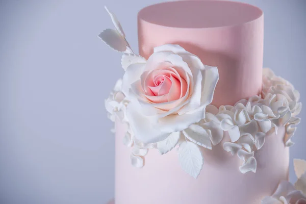Güzel zarif dört katmanlı pembe düğün pastası gül çiçekleri ile süslenmiş. Kavram şeker mastik çiçek — Stok fotoğraf