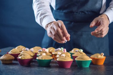 Şef pasta siyah önlük dekore kek hatmi eller. Şekerleme yemek kavramı