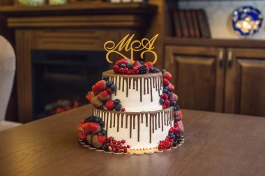 Beyaz iki katmanı pasta düğün çikolata ve çilek sır olarak süslenmiş. Neşeli tatlılar kavramı