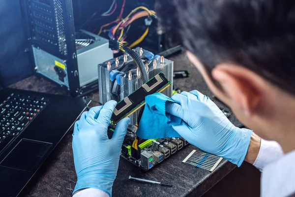 Ingeniero Técnico Computadoras Guantes Las Manos Está Revisando Fracaso Concepto — Foto de Stock