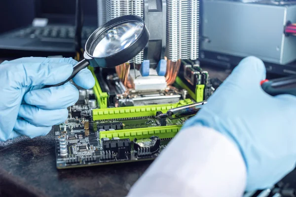 Engenheiro Técnico Computadores Luvas Nas Mãos Está Revendo Falha Conceito — Fotografia de Stock