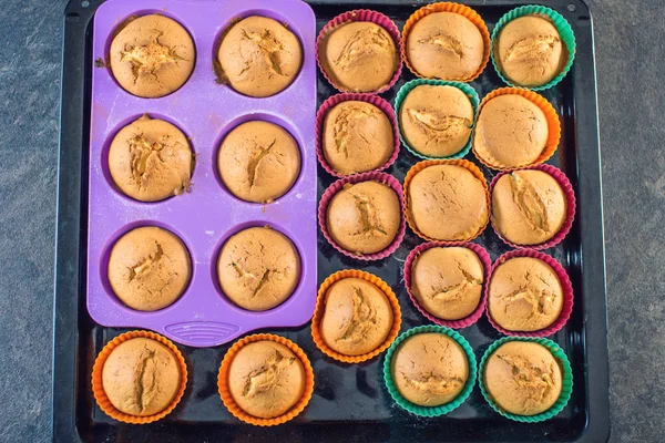 Cupcakes Caseiros Feitos Hora Moldes Silicone Fundo Escuro Vista Superior — Fotografia de Stock