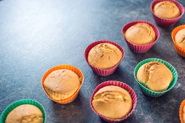 Gâteaux Faits Maison Fraîchement Confectionnés Dans Des Moules Silicone Sur — Photo