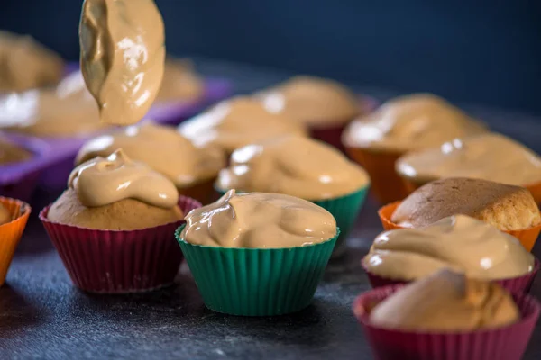 Gros Plan Pâtisserie Chef Verse Crème Sur Les Cupcakes Fraîchement — Photo