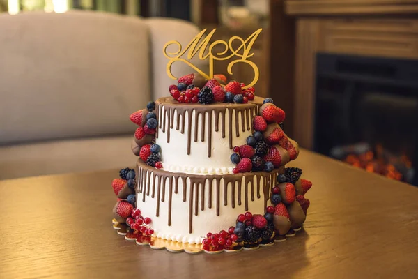 婚礼白色两层蛋糕上装饰着巧克力和浆果的釉面 节日甜点的概念 — 图库照片