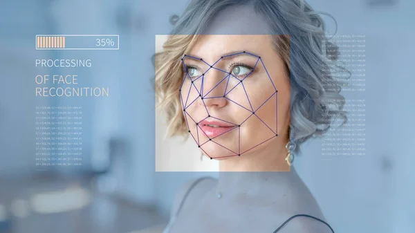 Verificação biométrica de uma jovem mulher moderna. Nova tecnologia de reconhecimento facial em grelha poligonal — Fotografia de Stock