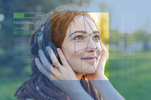 Egy modern fiatal nő biometrikus vizsgálata. Az arcfelismerés új technológiája a poligonális rácson — Stock Fotó