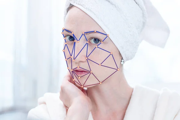 Biometryczna weryfikacja nowoczesnej młodej kobiety. Nowa technologia rozpoznawania twarzy na siatce wielokątnej — Zdjęcie stockowe