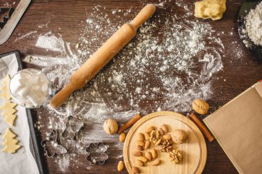 Evde Noel kurabiyesi pişirmek. Malzemeler ve un ahşap bir masada merdane.