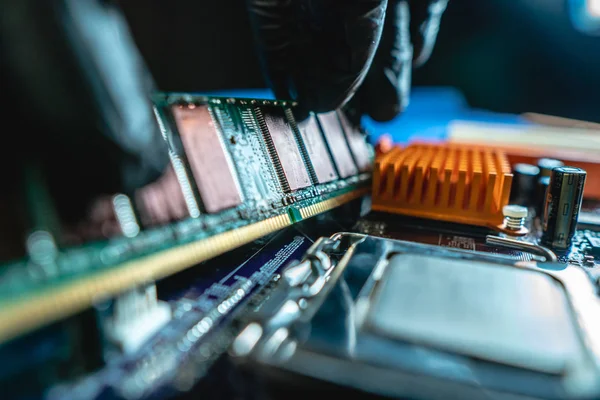 Μηχανικός επισκευαστής κρατώντας τα χέρια μνήμης RAM για να εισάγετε στο s — Φωτογραφία Αρχείου