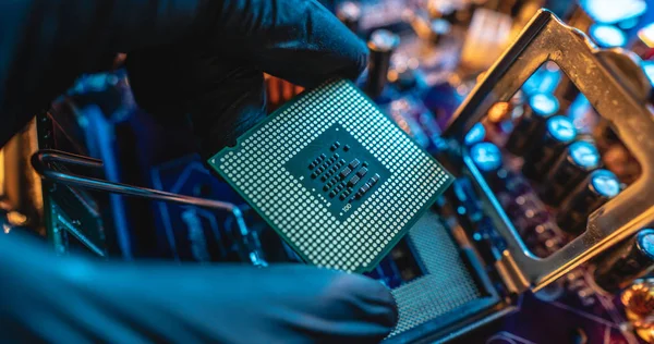 Ingeniero reparador cogido de la mano CPU para insertar en el zócalo o — Foto de Stock