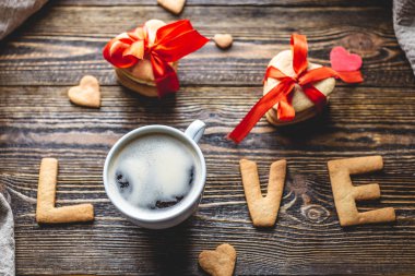 Bir fincan kahve ve sevgi şeklinde tatlı bir kurabiyeden bir mesaj. Romantik Sevgililer Günü hediyesi