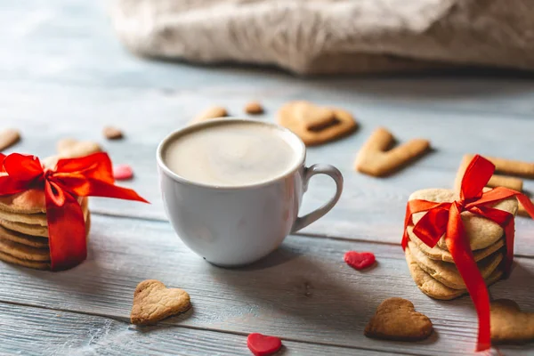 Copo de café e uma mensagem de um biscoito doce na forma da palavra amor. Presente romântico do dia dos namorados — Fotografia de Stock