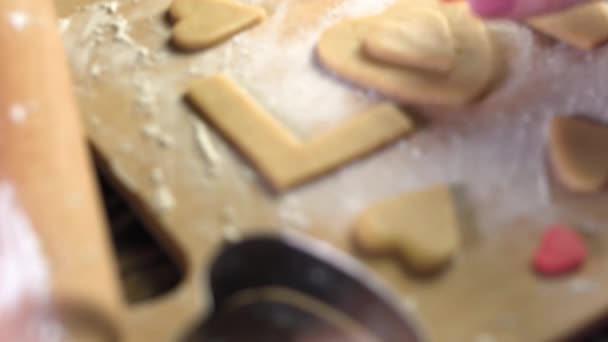 Cocinar galletas de la masa en forma de corazón y la palabra amor. Hornear para el día de San Valentín y una cita romántica — Vídeo de stock