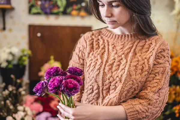 Çiçekçi kadın çiçekçide çiçek açan büyük bir buket Ranunculus tutuyor.. — Stok fotoğraf