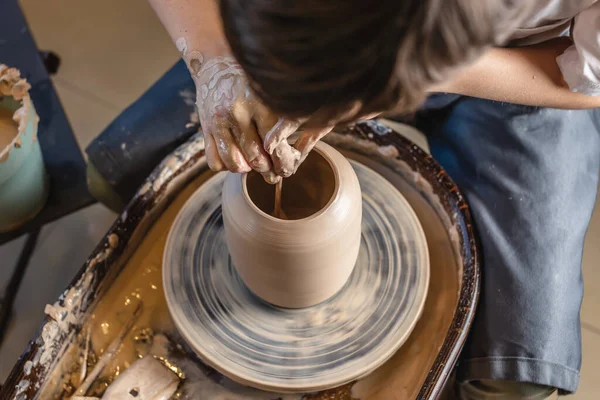 Potter egy fazekas keréken dolgozik, vázát készít. Mester feldolgozása a formázott kancsó így a megfelelő alakú — Stock Fotó