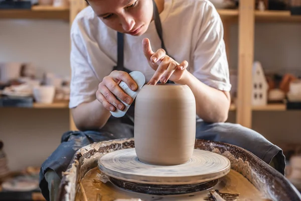 Potter trabajando en una rueda de Potter haciendo un jarrón. Maestro de procesamiento de la jarra formada dándole la forma correcta — Foto de Stock