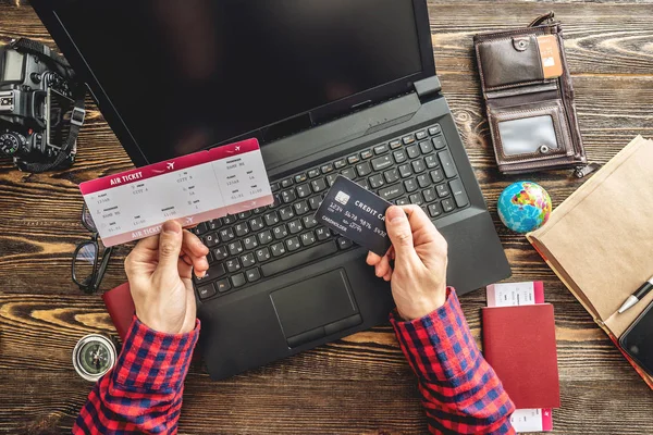 Preparándose Para Viaje Emocionante Man Reserva Vuelos Escribiendo Portátil Pagando —  Fotos de Stock