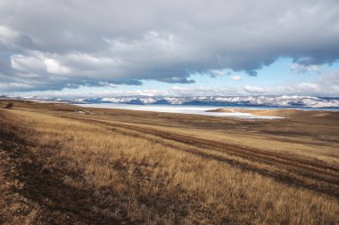 Olkhon Adası 'ndaki Baykal Gölü' nün kış günbatımı manzarası. Kar ve buz dağları. Rusya 'da eşi benzeri olmayan doğa rezervi
