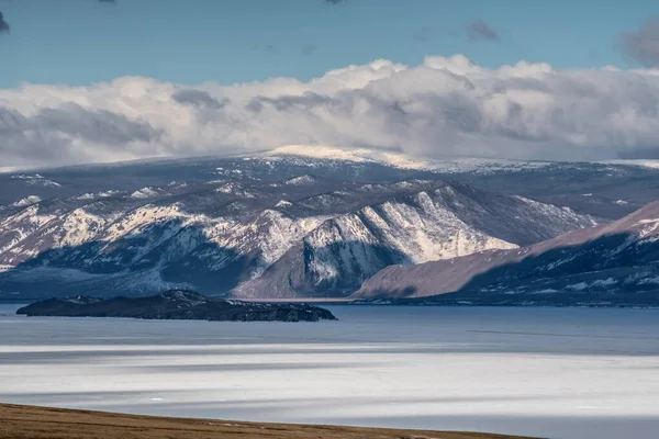 オルホン島のバイカル湖の冬の夕日の風景 雪と氷の山 ロシアのユニークな自然保護区 — ストック写真