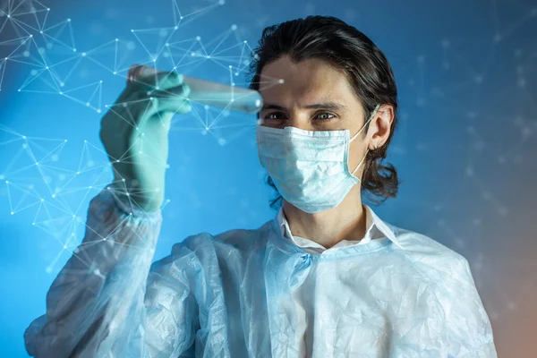 一位男性医生 科学家 药剂师 拿着一个试剂盒 里面装有一种在实验室里研发的病毒疫苗 从概念上寻求在大流行病期间拯救人类的技术 — 图库照片