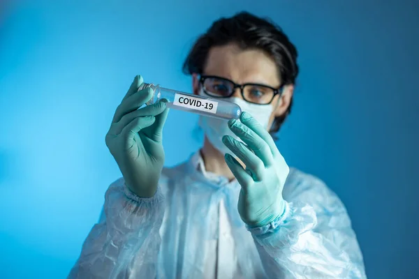 Male Doctor Scientist Pharmacist Holds Test Vial Vaccine Coronavirus Covid — Stock Photo, Image