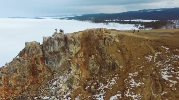 Skała na lodzie zimowego Baikal na wyspie Olkhon na Syberii. Piękna przyroda: góry, zamarznięte jezioro, niebo. — Wideo stockowe