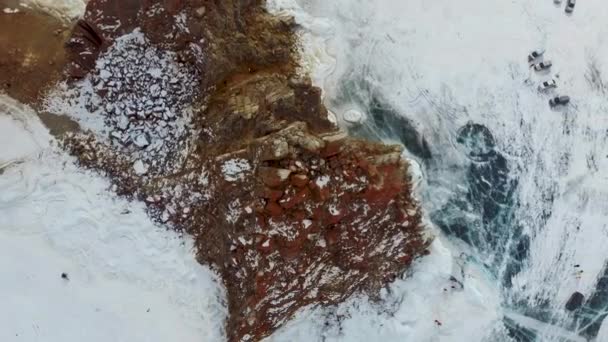 Rock op het ijs van de winter Baikal op Olkhon eiland in Siberië. Prachtige natuur: bergen, bevroren meer, lucht. — Stockvideo